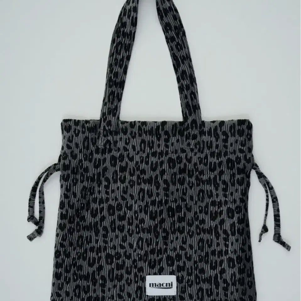 마크니 LEOPARD STRING SHOULDER BAG CHARCOAL