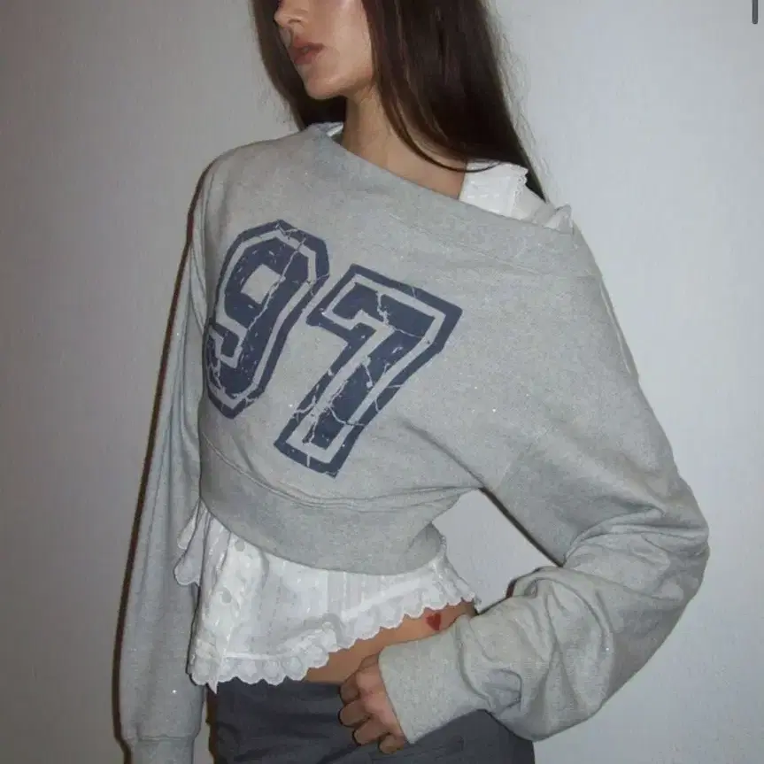 스컬프터 Off-Shoulder Cropped Sweatshirt