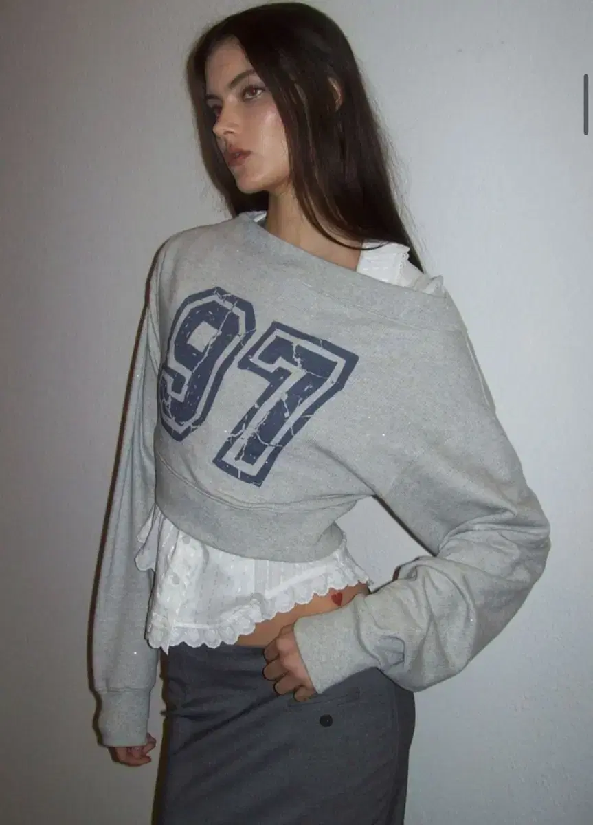 스컬프터 Off-Shoulder Cropped Sweatshirt