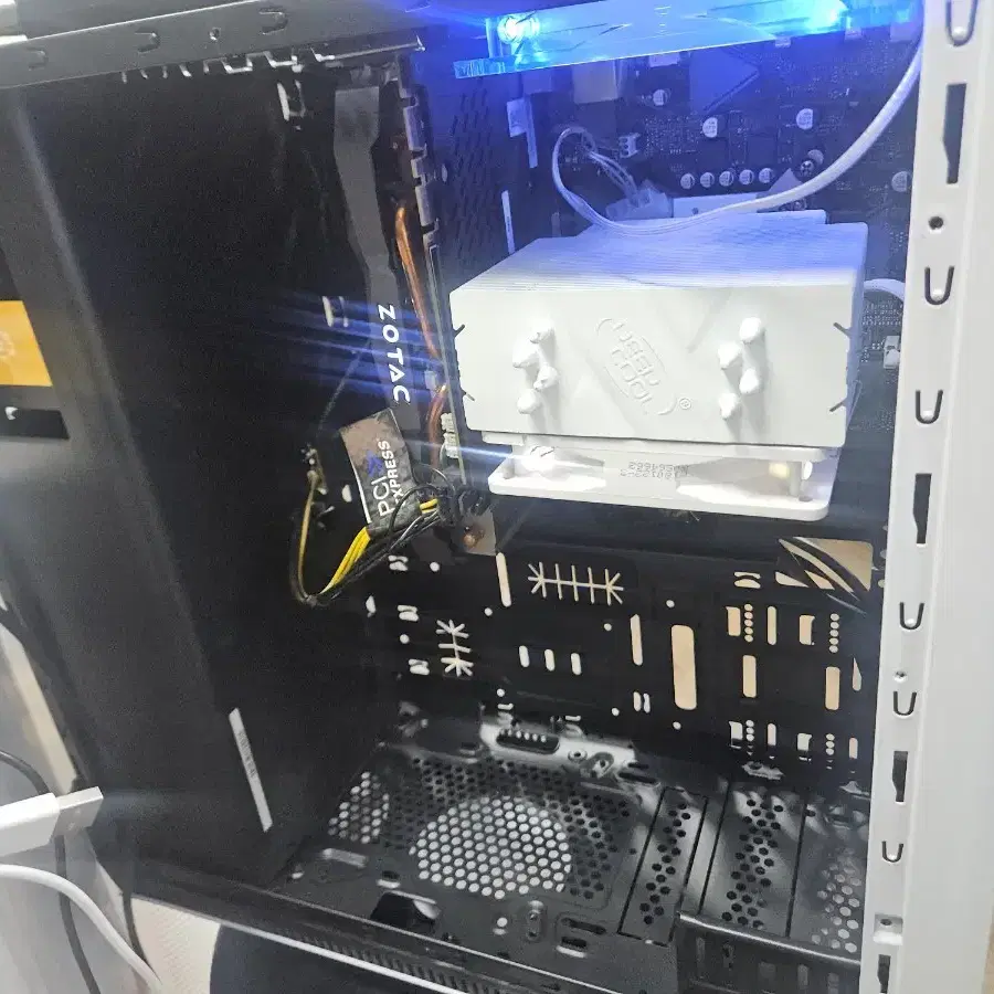 데스크탑 i7 10세대 zotac5포트 그카 ram 32 모니터 포함