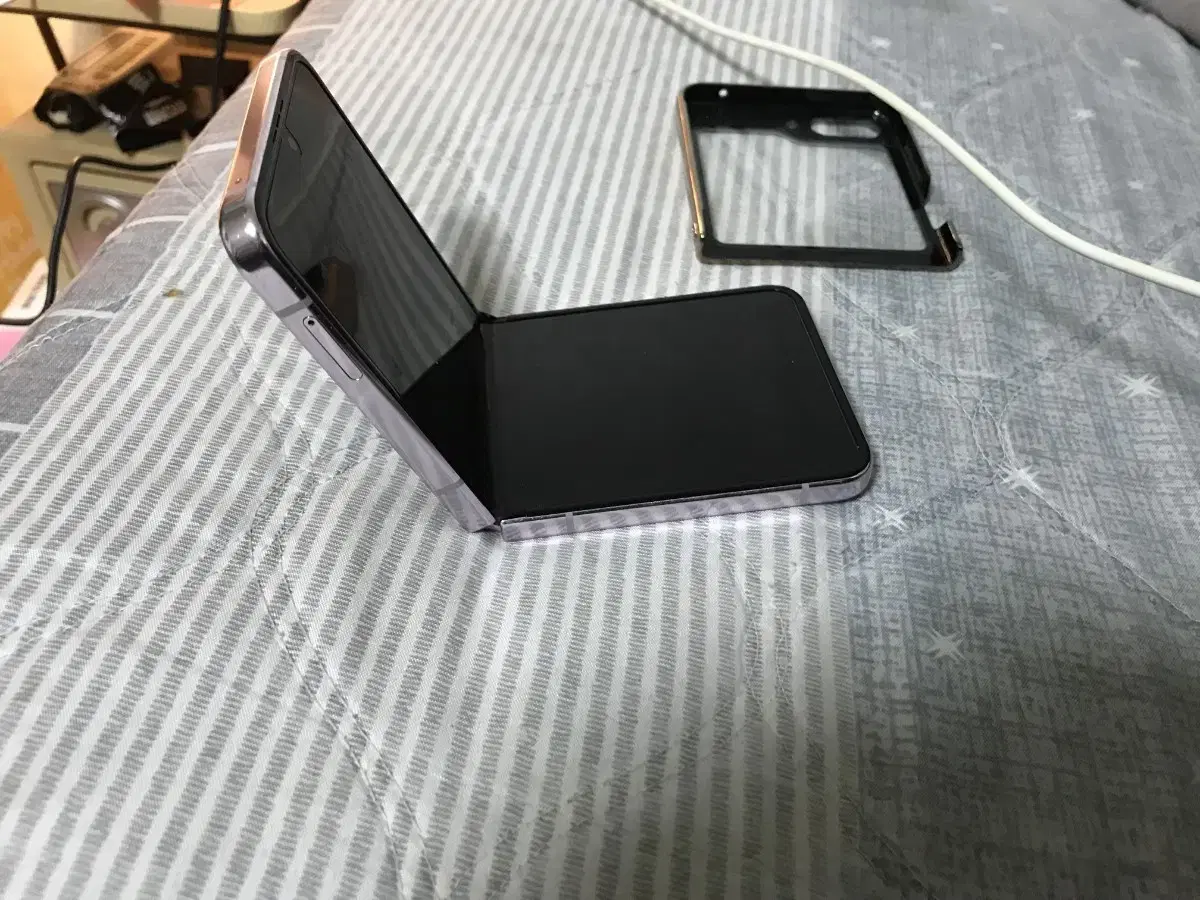 z Flip 5 256GB sold (lavender color)