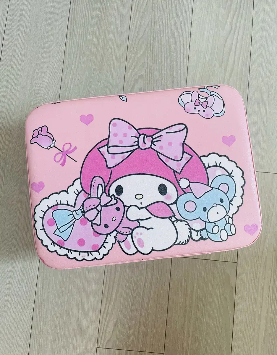 Sell the Mamelle cosmetic storage box!!