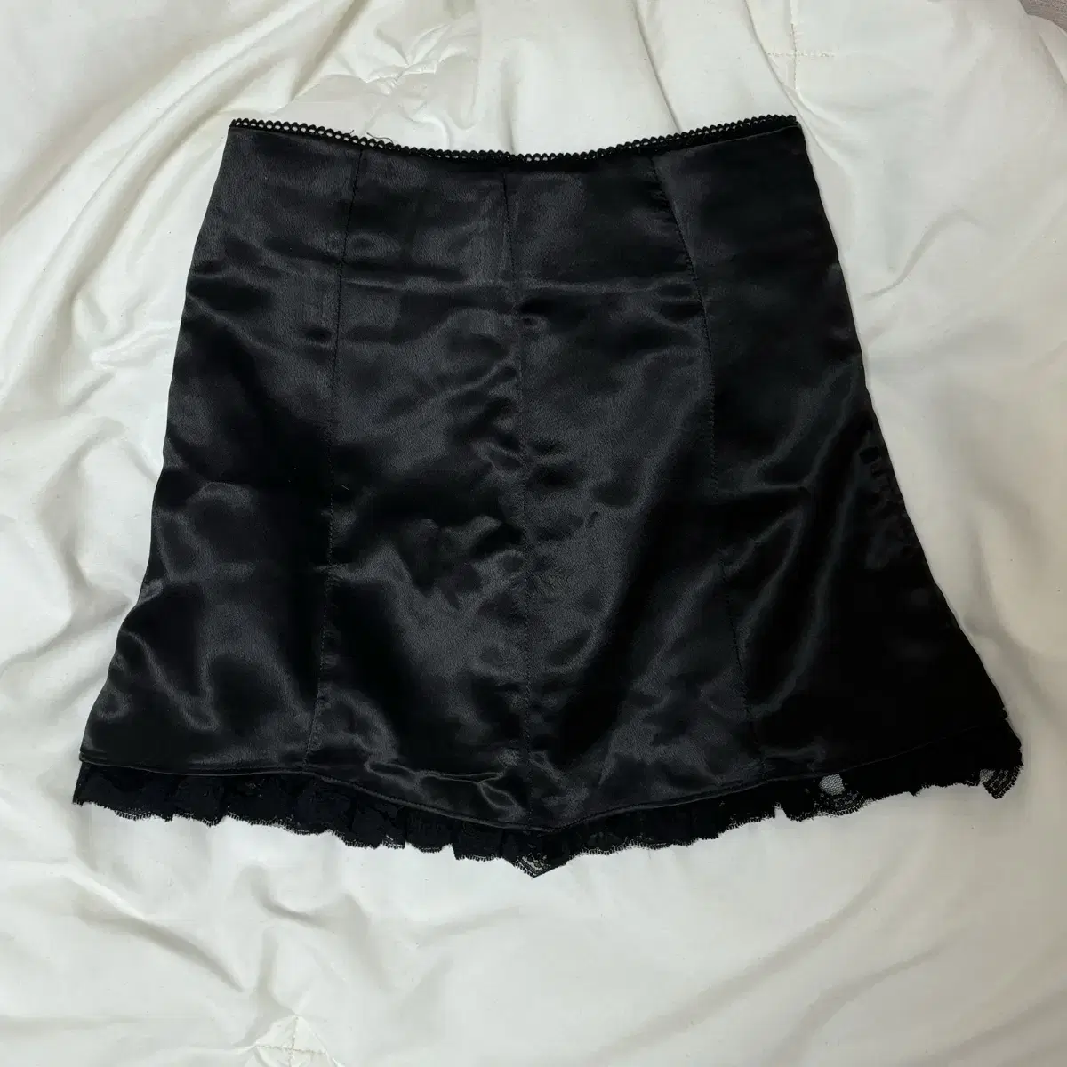 코프 Lace noir satin skirt 레이스 새틴 스커트