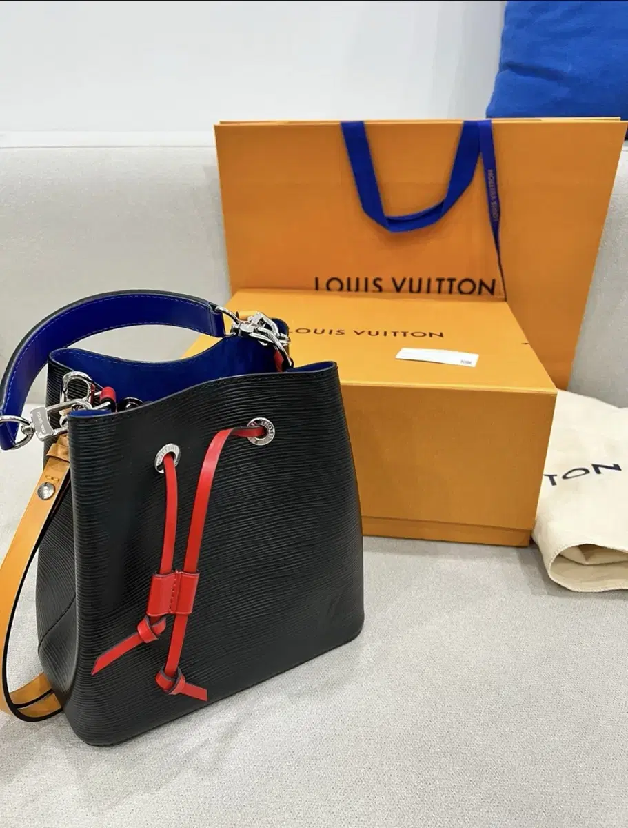 Louis Vuitton Neonoe BB (Noir Saffron)