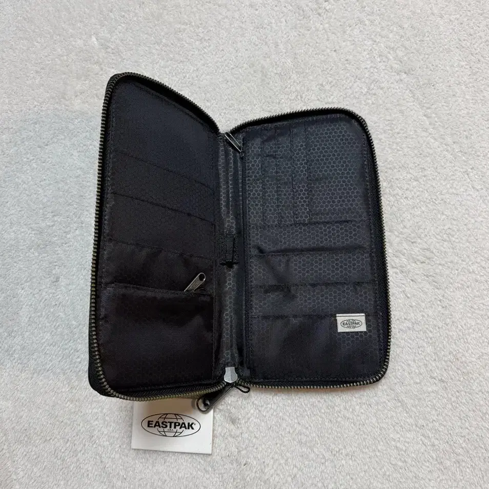 이스트팩 (EASTPAK) CONSTRUCTED 지갑 테이트