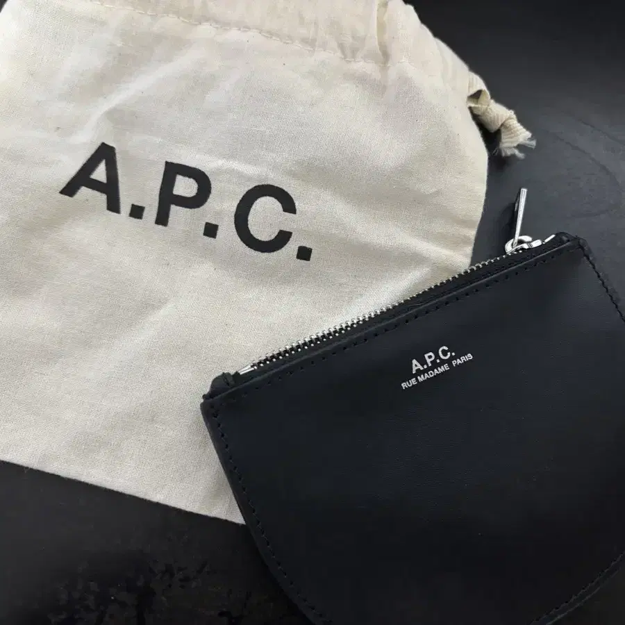 A.P.C. 아페쎄 반달 카드지갑 판매