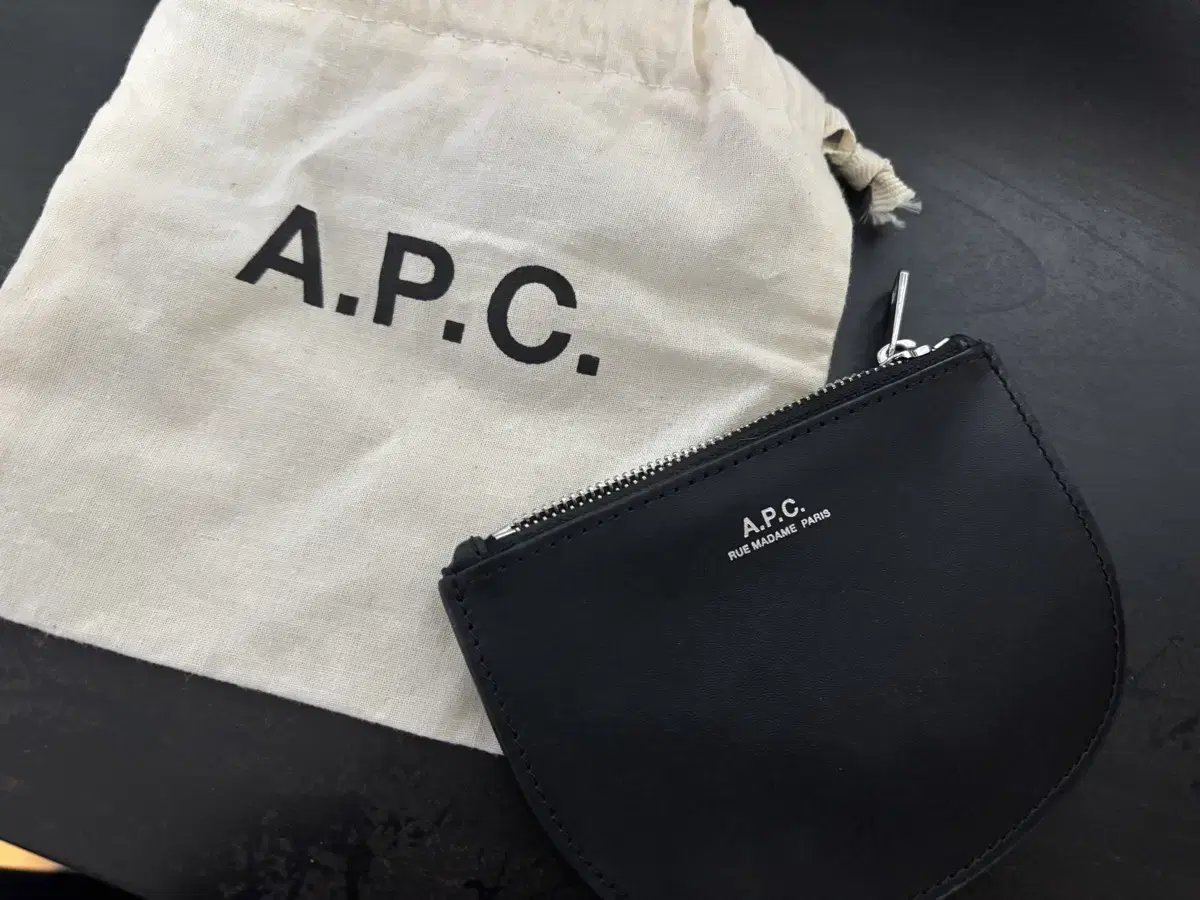 A.P.C. 아페쎄 반달 카드지갑 판매