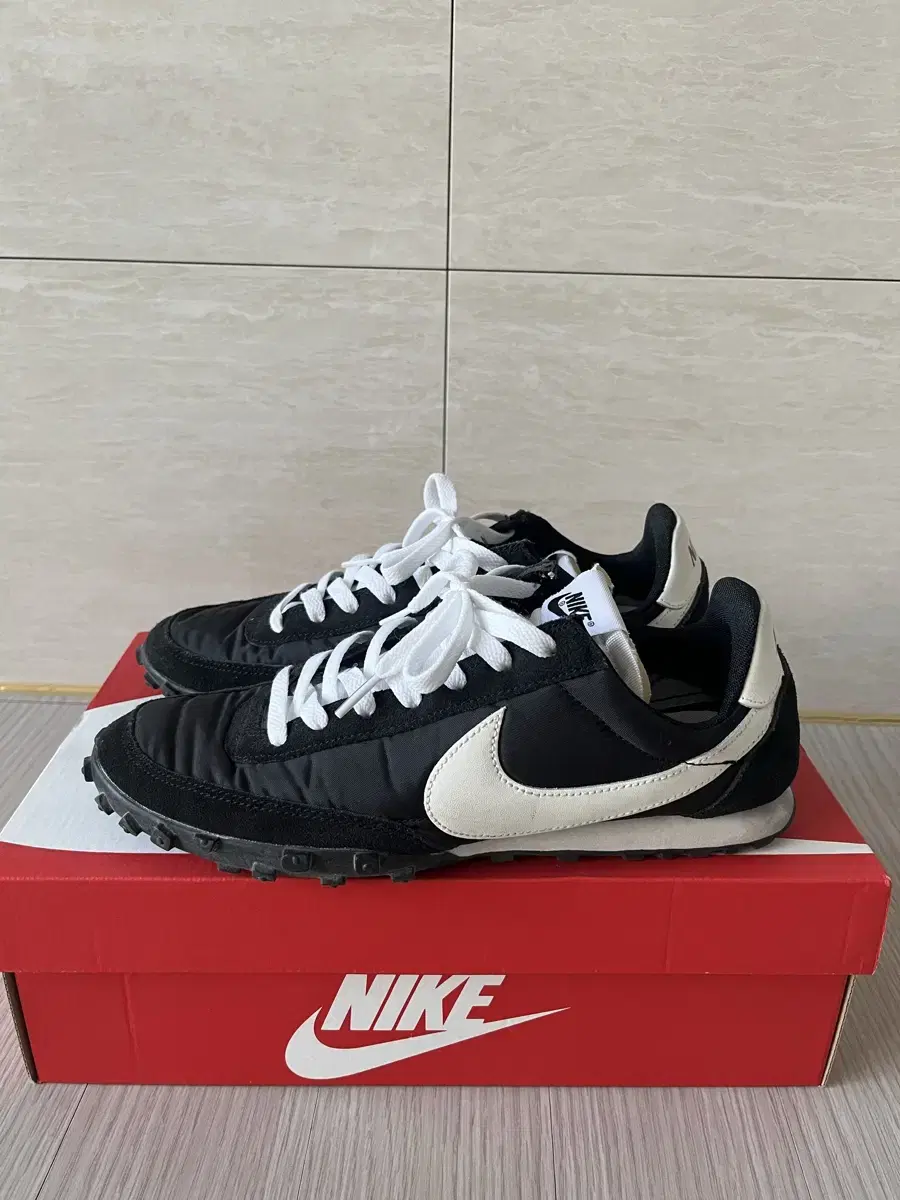 (265) Nike Waffle Racer Vintage Black and White