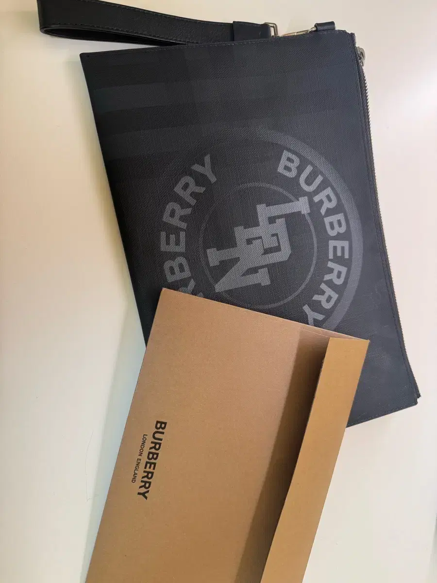 BURBERRY LONDON Check logo pouch