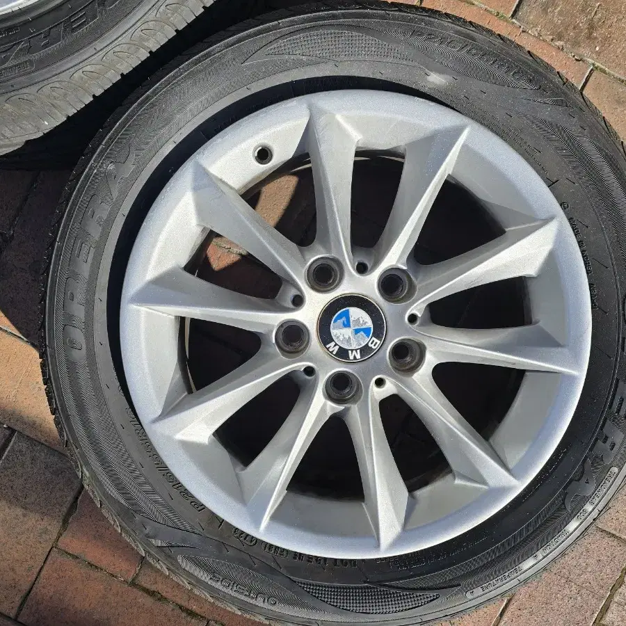 Bmw215.55.16 인치 휠/타이어 입니다.