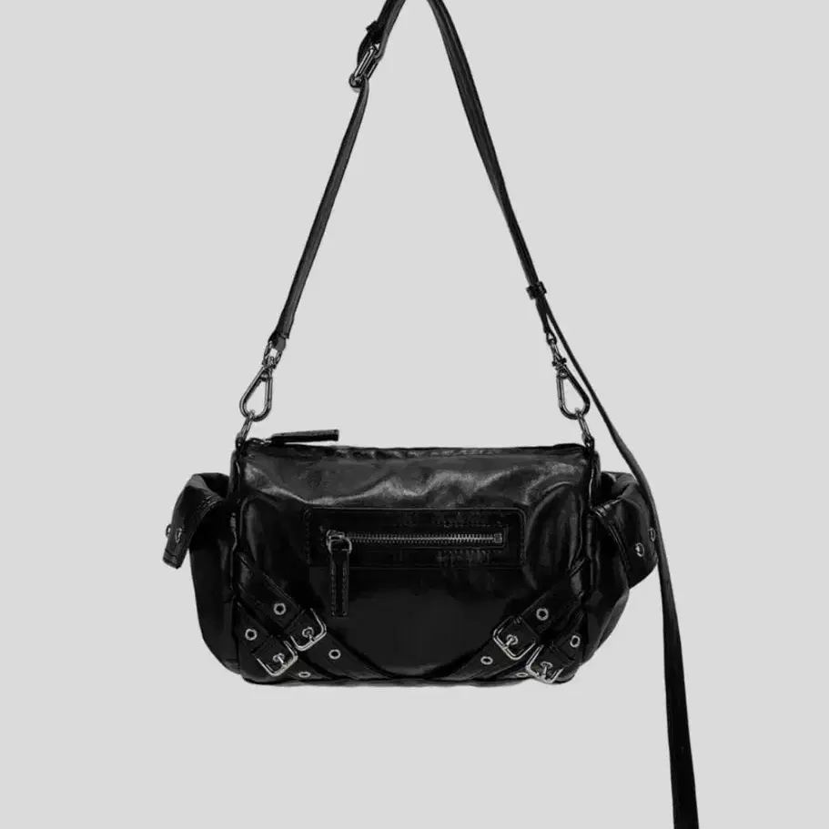 다이닛 스터드 포켓 백 STUD POCKET BAG IN BLACK