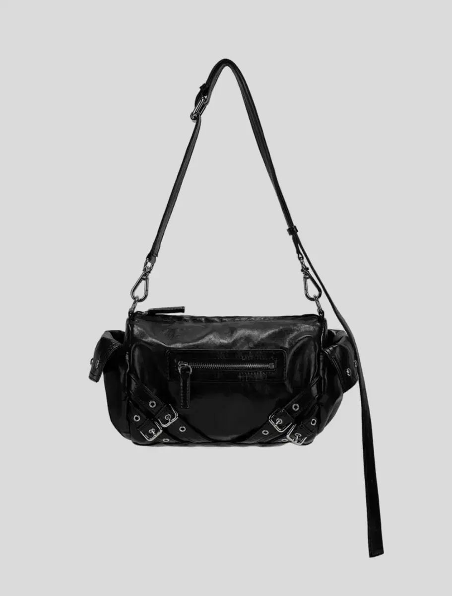 다이닛 스터드 포켓 백 STUD POCKET BAG IN BLACK