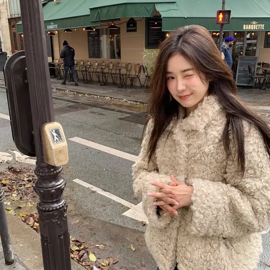 더바넷 Beige Bouffant Eco-Fur Jacket 퍼자켓