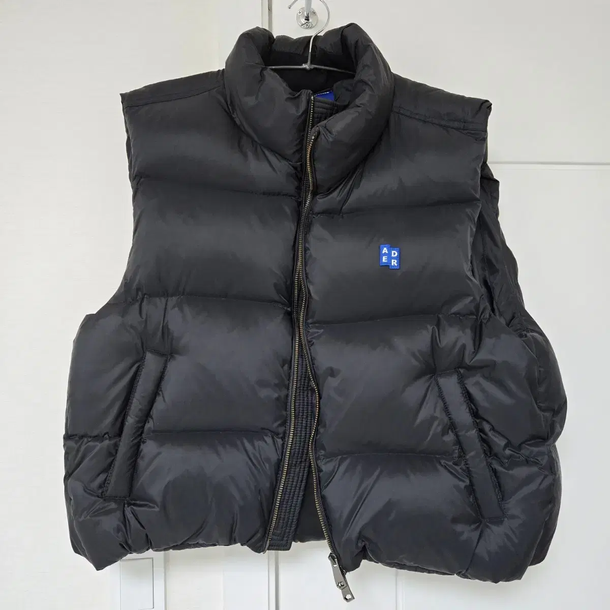 [M] 아더에러 다운 패딩 베스트 Sig; TRS Tag puffer