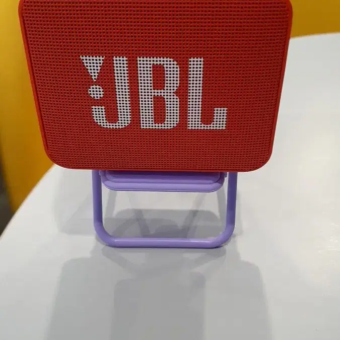 작동실사234번 jbl go2 블루투스 스피커와 스마트폰 의자모양거치대