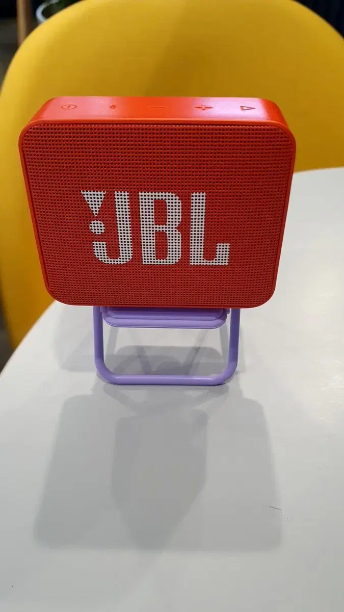 작동실사234번 jbl go2 블루투스 스피커와 스마트폰 의자모양거치대