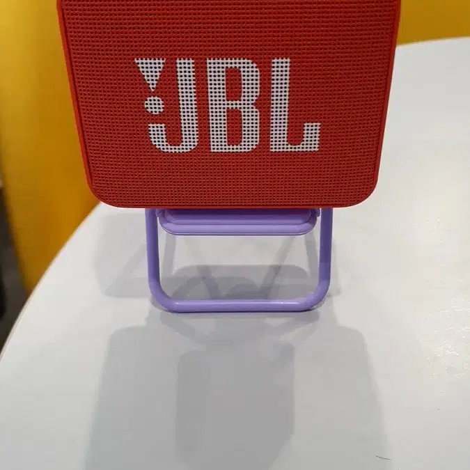 작동실사234번 jbl go2 블루투스 스피커와 스마트폰 의자모양거치대