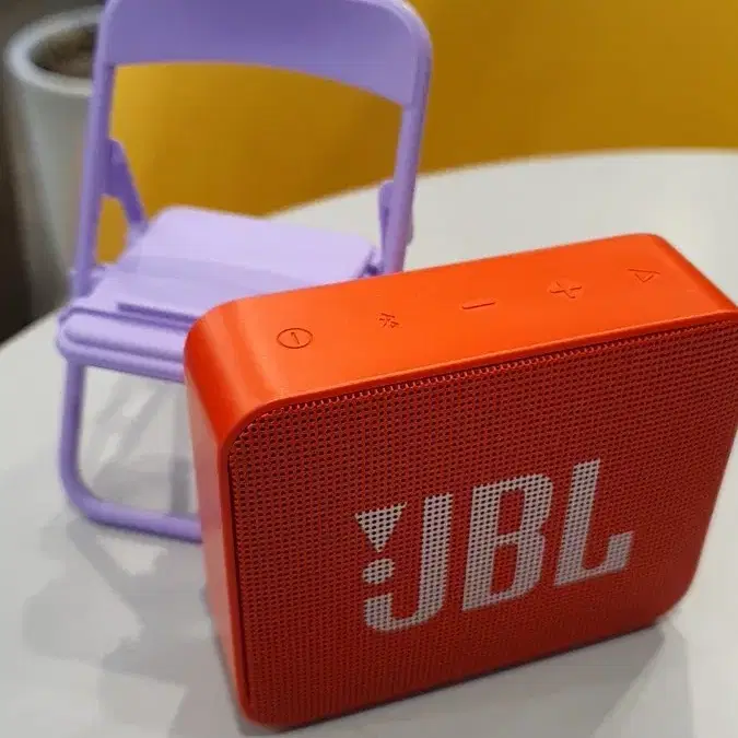 작동실사234번 jbl go2 블루투스 스피커와 스마트폰 의자모양거치대