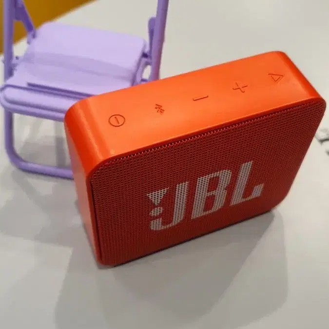 작동실사234번 jbl go2 블루투스 스피커와 스마트폰 의자모양거치대