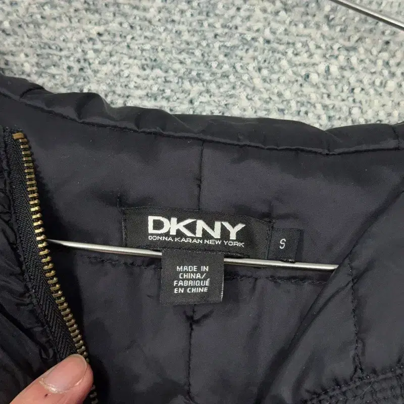 DKNY 블랙 여성 캐주얼 다운 패딩 조끼 S