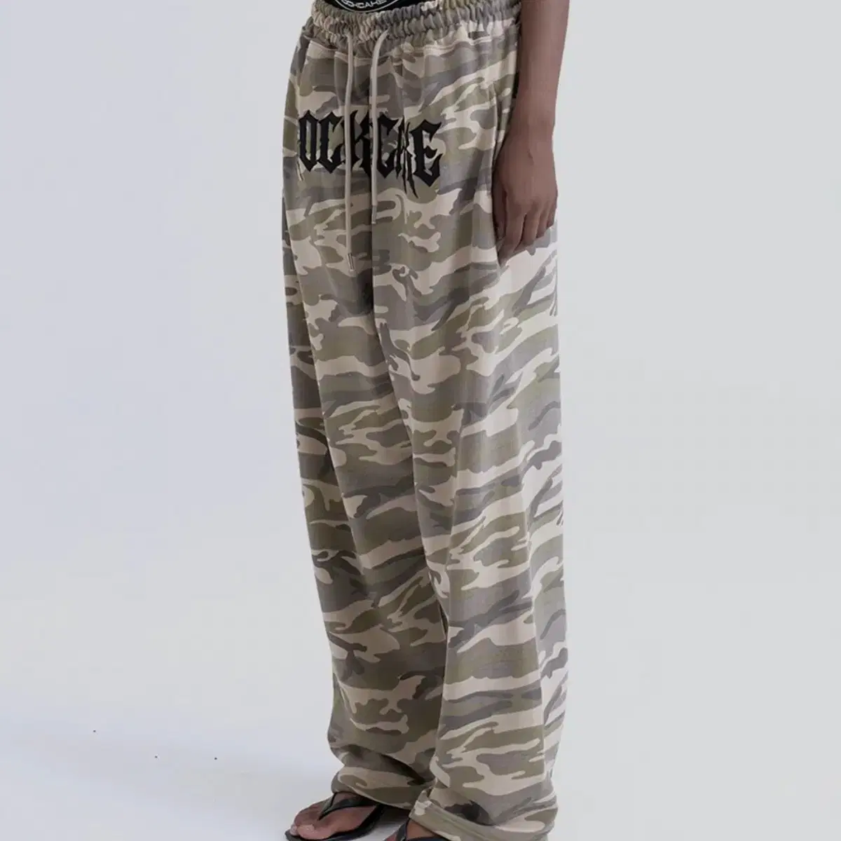 [락케이크] Camo Metal Graphics Pants