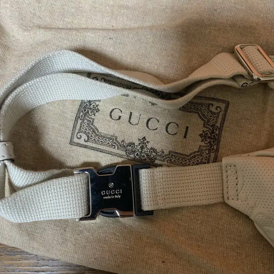 (정품) 구찌 GUCCI GG 엠보스 벨트백