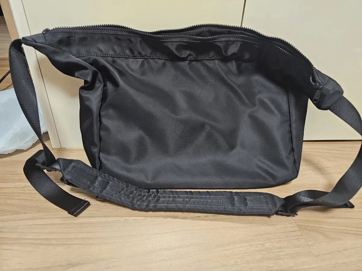 HAAKAIVE ARC BLACK MESSENGER BAG TAX FREE