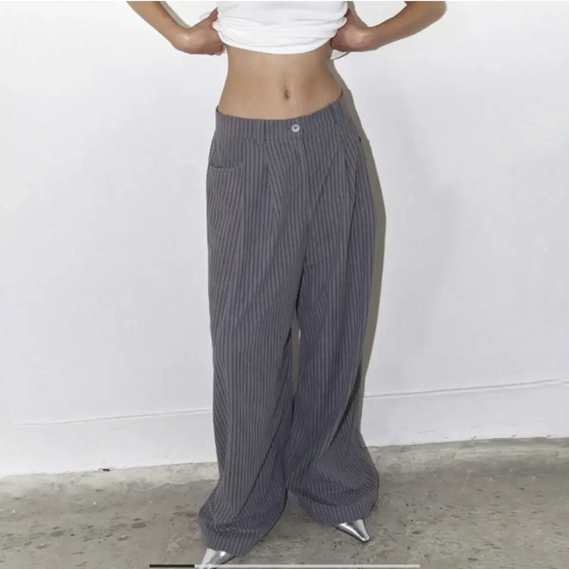 폴리수엠 STRIPE OVERSIZED TUCK PANTS (GREY)