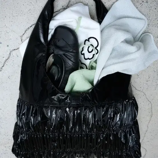 버뮬라 GLOSSY SHIRRING SHOULDER BAG (BLACK)