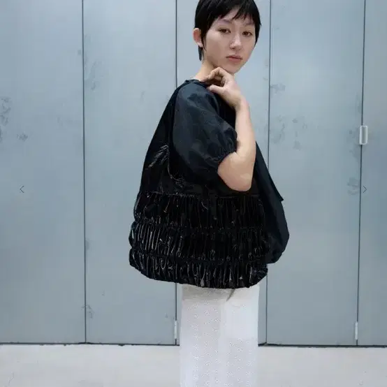 버뮬라 GLOSSY SHIRRING SHOULDER BAG (BLACK)