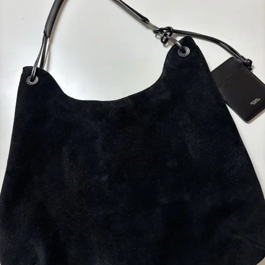 낫띵리튼 Medium shoulder hobo bag (블랙 스웨이드)