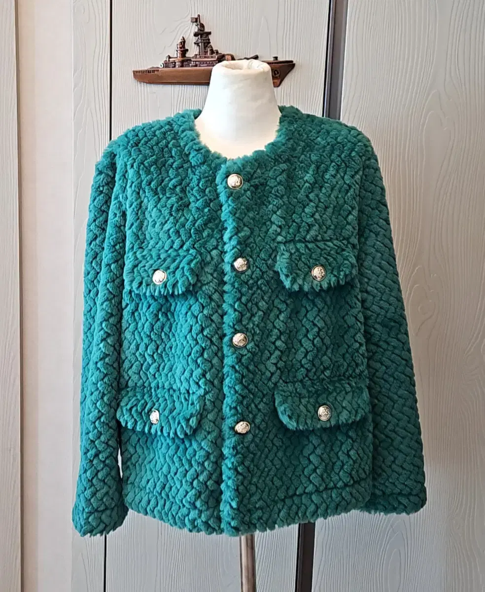 (Unworn) A pretty jacket with a soft touch (New without tags)