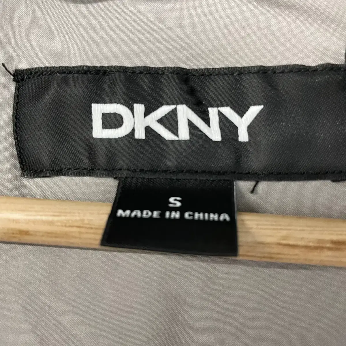 DKNY 로고 패딩