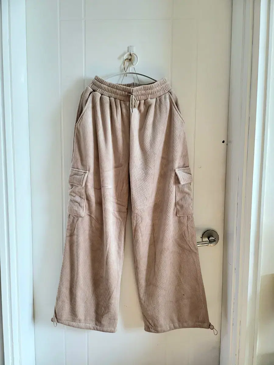 Raised-seam velvet gold wide pants