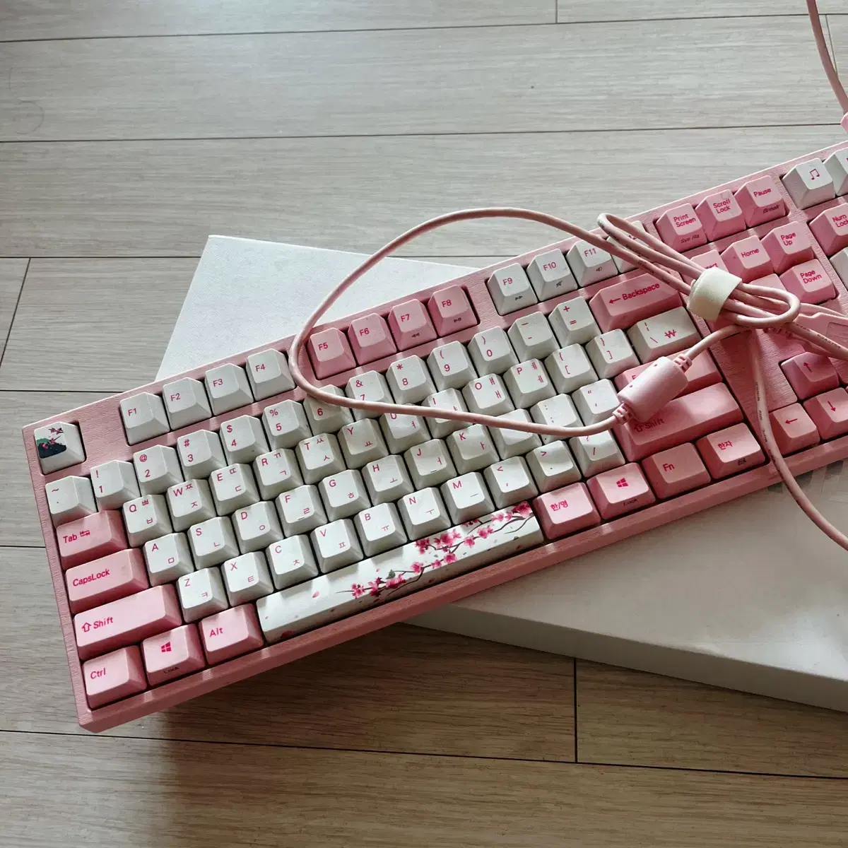 VA108M mechanical keyboard (full-size) with a plum tree-shaped keycap