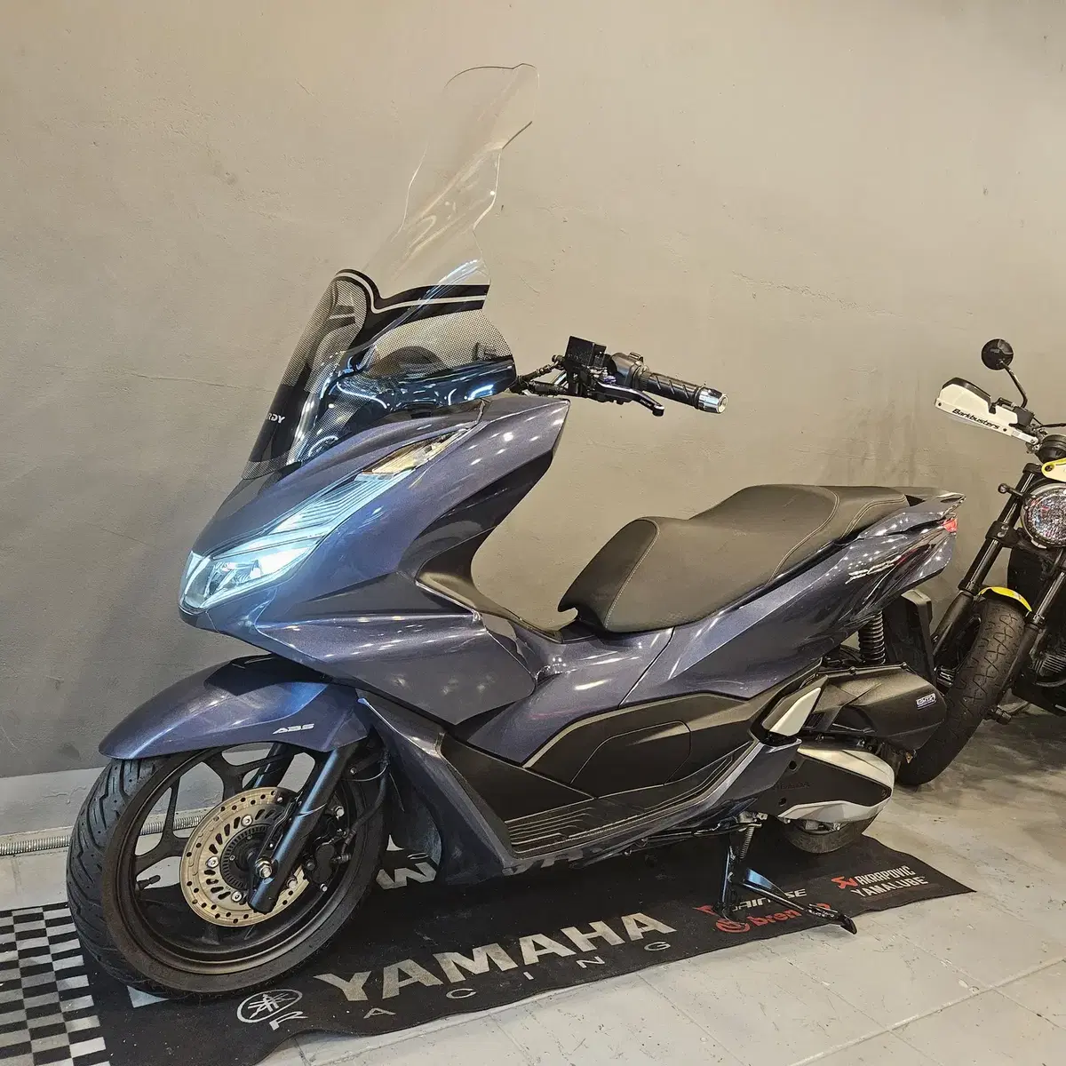 부산 PCX125 ABS 21년식 블루메탈릭 5만키로  차량 판매합니다.