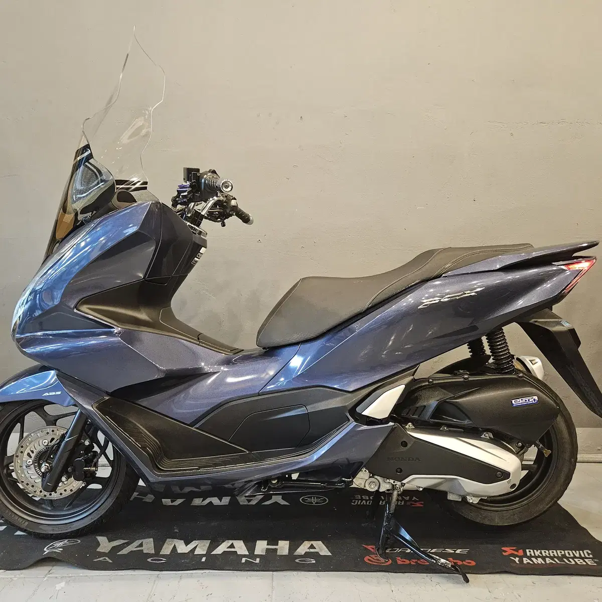 부산 PCX125 ABS 21년식 블루메탈릭 5만키로  차량 판매합니다.