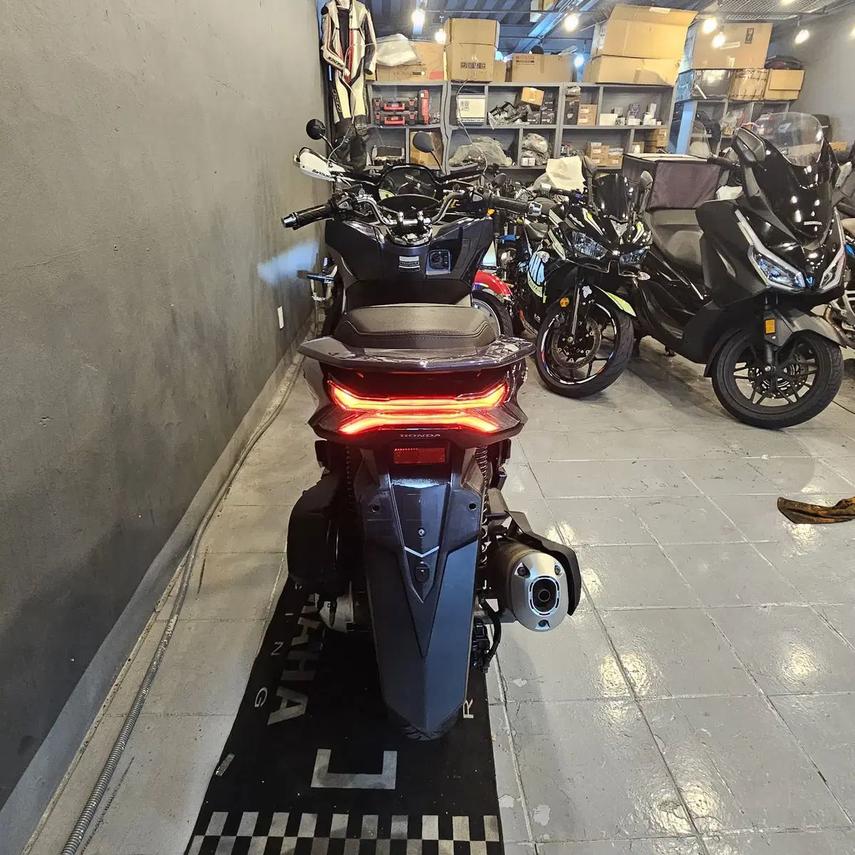 부산 PCX125 ABS 21년식 블루메탈릭 5만키로  차량 판매합니다.