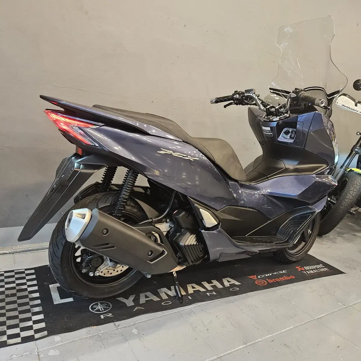 부산 PCX125 ABS 21년식 블루메탈릭 5만키로  차량 판매합니다.