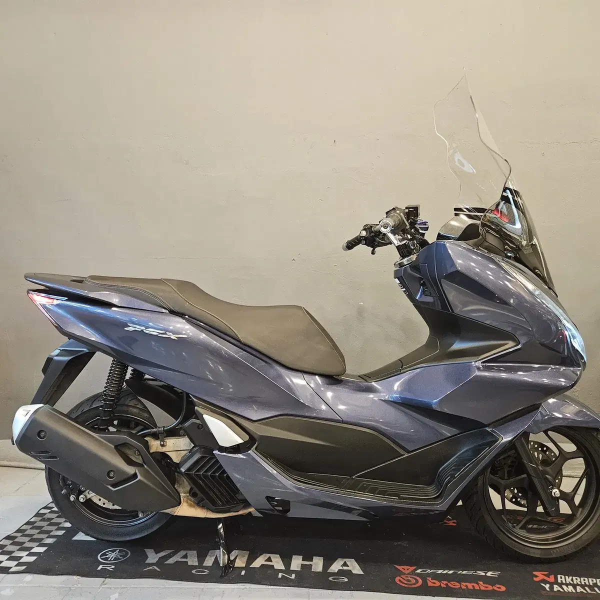 부산 PCX125 ABS 21년식 블루메탈릭 5만키로  차량 판매합니다.