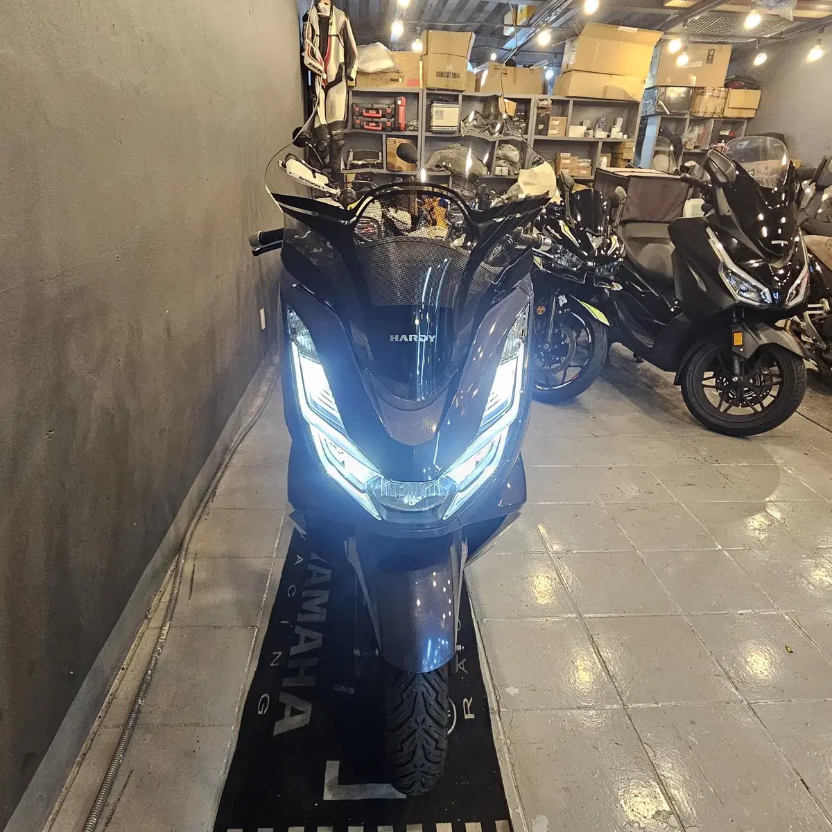 부산 PCX125 ABS 21년식 블루메탈릭 5만키로  차량 판매합니다.