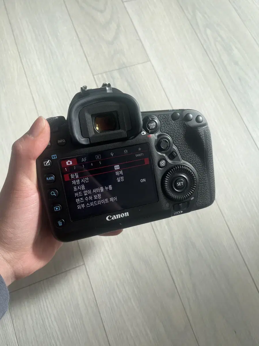 I'm selling my 5dmark4 SS full box.