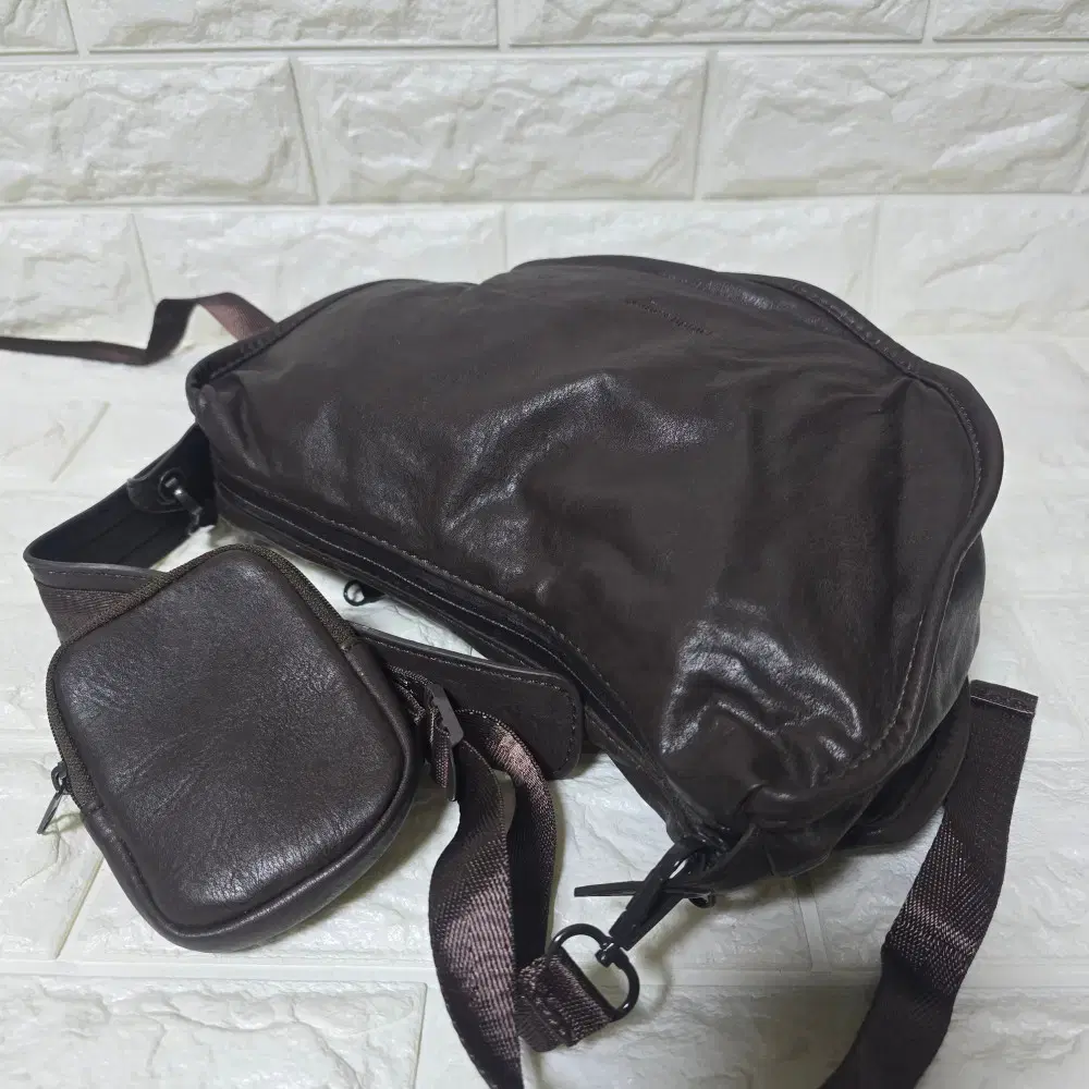 라퍼지스토어 Buffing Leather 브라운 크로스백