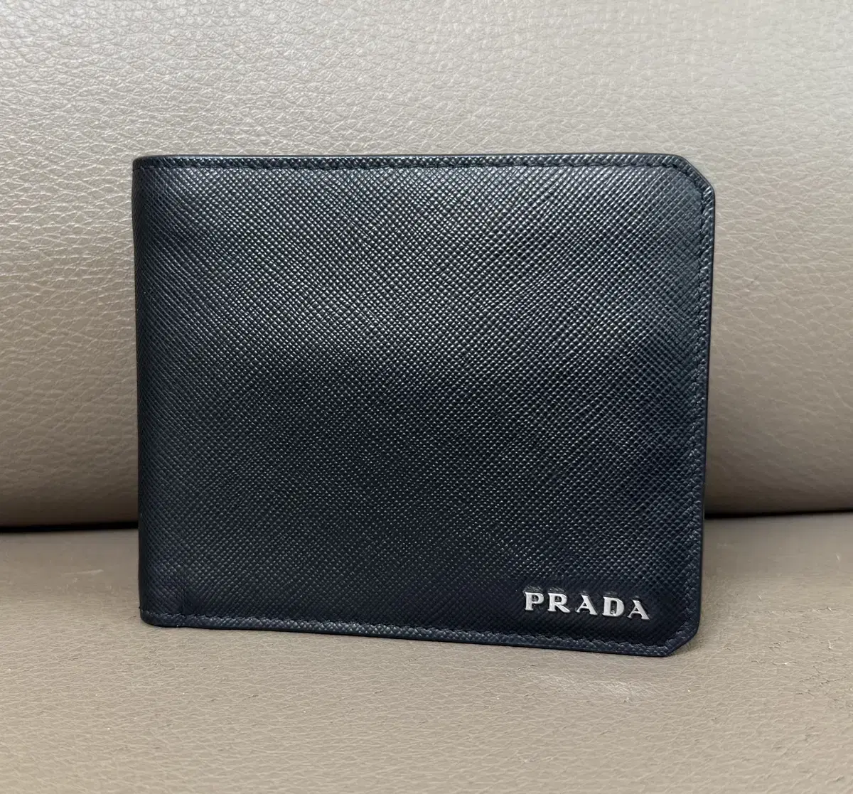 Prada Metal Logo Safiano Corner Vahn Wallet Black