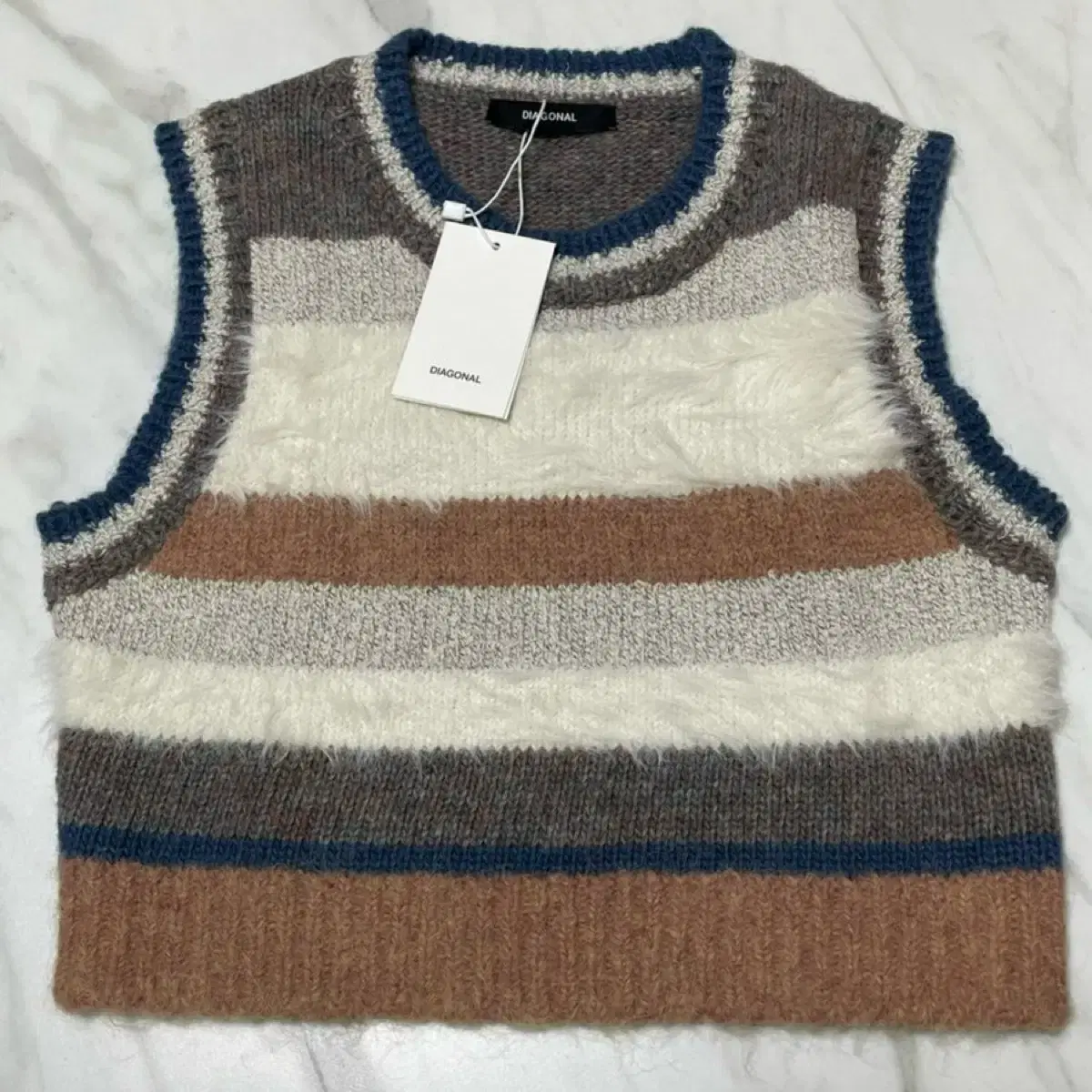 다이애그널 니트 베스트 MIXED STRIPE KNIT VEST