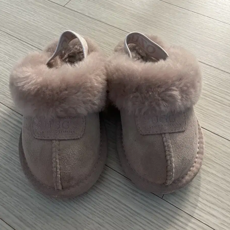 ugg 아동 샌들 털