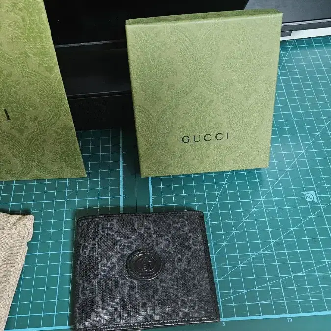 구찌 (GUCCI) 남성 반지갑 인터로킹 671652 92TCN 1000