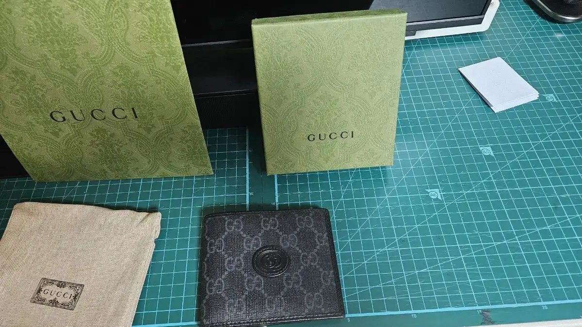 구찌 (GUCCI) 남성 반지갑 인터로킹 671652 92TCN 1000