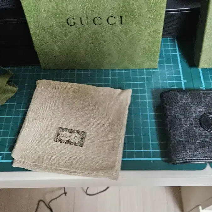 구찌 (GUCCI) 남성 반지갑 인터로킹 671652 92TCN 1000