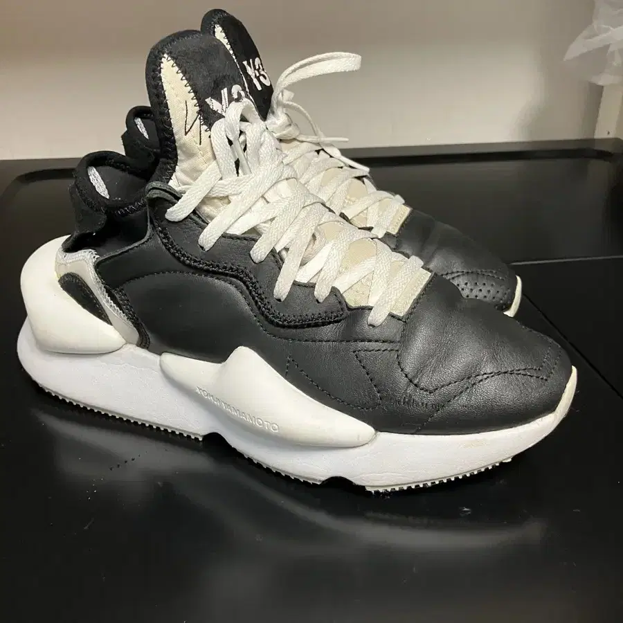 Y-3 카이와 블랙 화이트 240